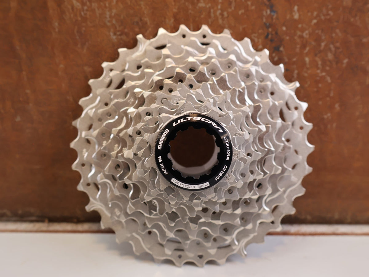 Kassette & Zahnkränze von Shimano, SHIMANO ULTEGRA CS R8101 KASSETTE 12 FACH 11 34Z RENNRAD HG 12 vor USEDBIKES-OB.DE Hintergrund