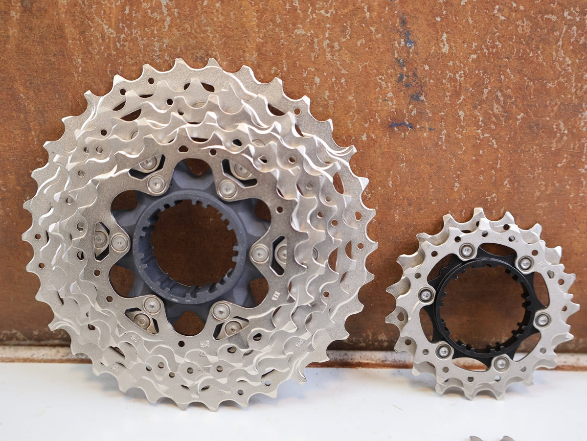 Kassette & Zahnkränze von Shimano, SHIMANO ULTEGRA CS R8101 KASSETTE 12 FACH 11 34Z RENNRAD HG 12 vor USEDBIKES-OB.DE Hintergrund