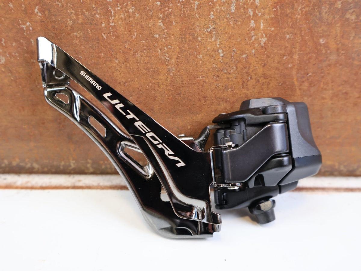 Schaltungsteile von Shimano, SHIMANO ULTEGRA DI2 FD R8150 UMWERFER ANLOET 2X12 FACH SCHWARZ vor USEDBIKES-OB.DE Hintergrund