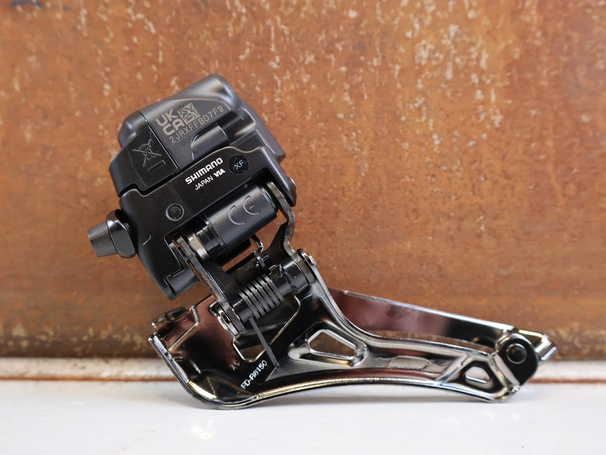 Schaltungsteile von Shimano, SHIMANO ULTEGRA DI2 FD R8150 UMWERFER ANLOET 2X12 FACH SCHWARZ vor USEDBIKES-OB.DE Hintergrund