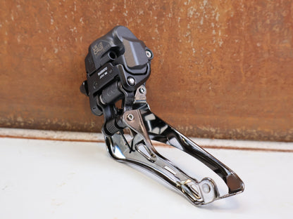 Schaltungsteile von Shimano, SHIMANO ULTEGRA DI2 FD R8150 UMWERFER ANLOET 2X12 FACH SCHWARZ vor USEDBIKES-OB.DE Hintergrund