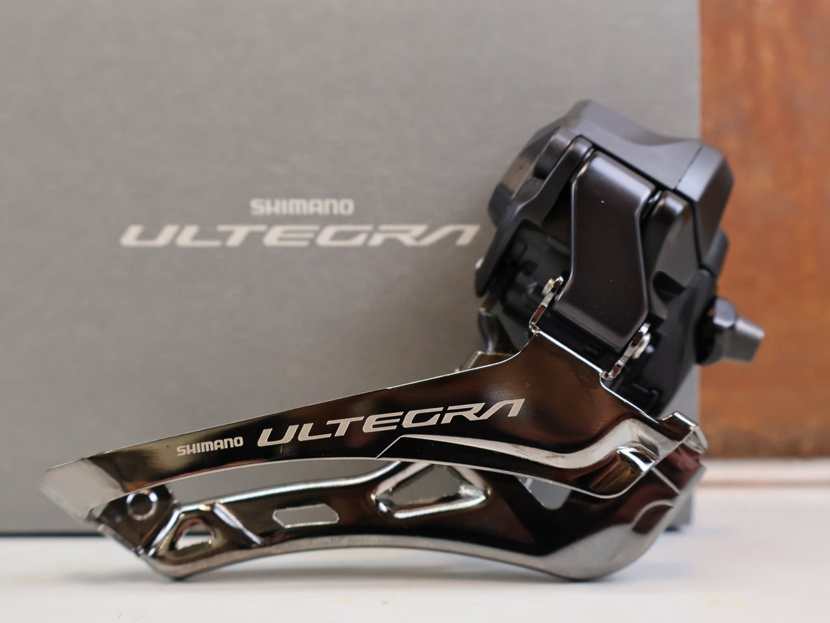 Schaltungsteile von Shimano, SHIMANO ULTEGRA DI2 FD R8150 UMWERFER ANLOET 2X12 FACH SCHWARZ vor USEDBIKES-OB.DE Hintergrund