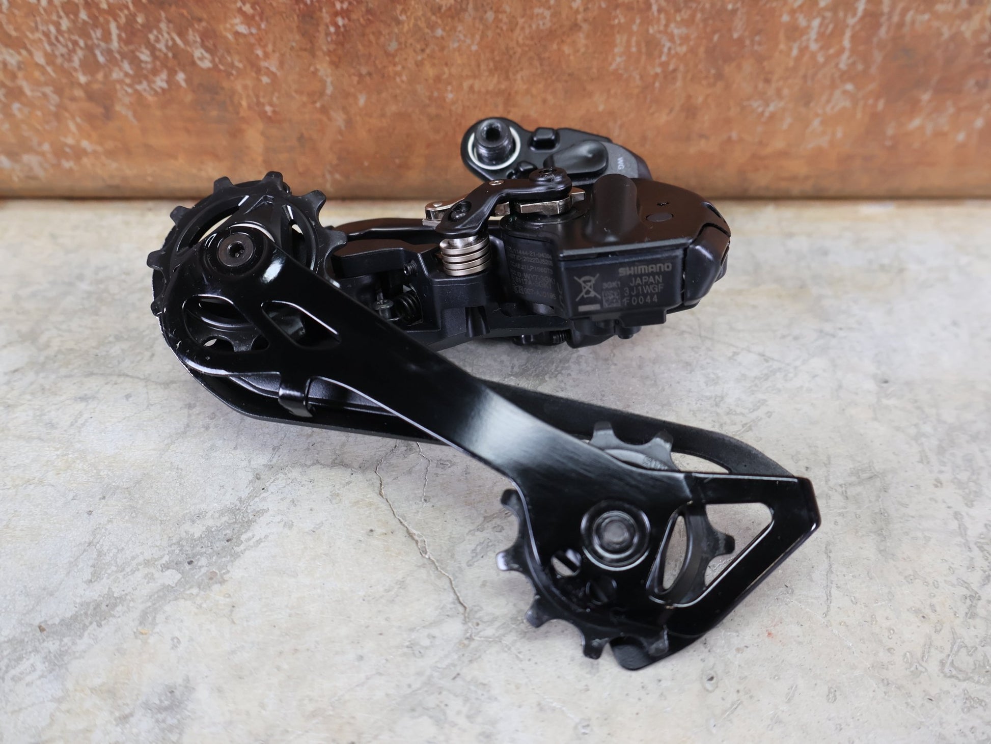 Schaltgruppen von Shimano, SHIMANO ULTEGRA DI2 R8170 / ELEKTRONISCHE SCHALTGRUPPE / 2X12 - FACH / DISC vor USEDBIKES - OB.DE Hintergrund