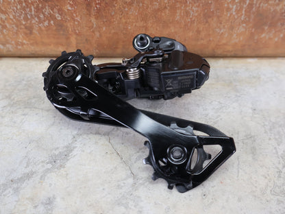 Schaltgruppen von Shimano, SHIMANO ULTEGRA DI2 R8170 / ELEKTRONISCHE SCHALTGRUPPE / 2X12 - FACH / DISC vor USEDBIKES - OB.DE Hintergrund