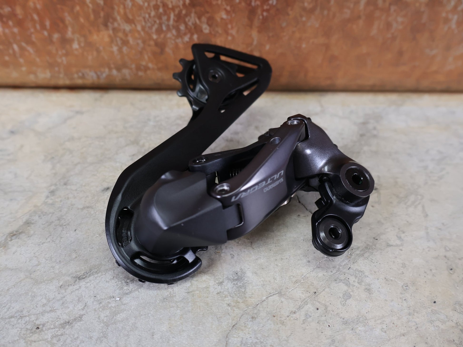 Schaltgruppen von Shimano, SHIMANO ULTEGRA DI2 R8170 / ELEKTRONISCHE SCHALTGRUPPE / 2X12 - FACH / DISC vor USEDBIKES - OB.DE Hintergrund