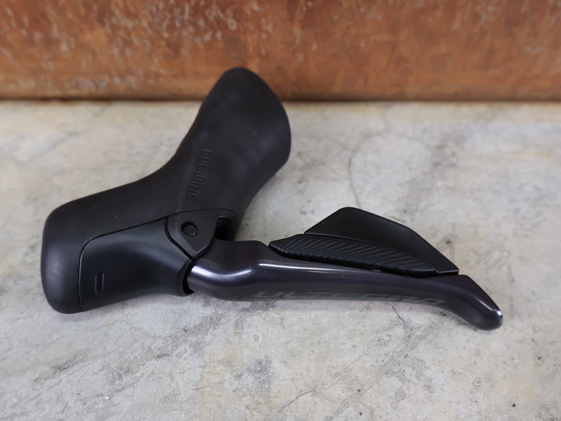 Schaltgruppen von Shimano, SHIMANO ULTEGRA DI2 R8170 / ELEKTRONISCHE SCHALTGRUPPE / 2X12 - FACH / DISC vor USEDBIKES - OB.DE Hintergrund