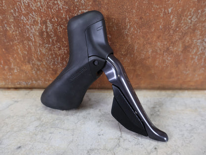 Schaltgruppen von Shimano, SHIMANO ULTEGRA DI2 R8170 / ELEKTRONISCHE SCHALTGRUPPE / 2X12 - FACH / DISC vor USEDBIKES - OB.DE Hintergrund