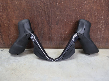 Schaltgruppen von Shimano, SHIMANO ULTEGRA DI2 R8170 SCHALTGRUPPE FD / RD / SHIFTER 2 X 12 FACH vor USEDBIKES - OB.DE Hintergrund