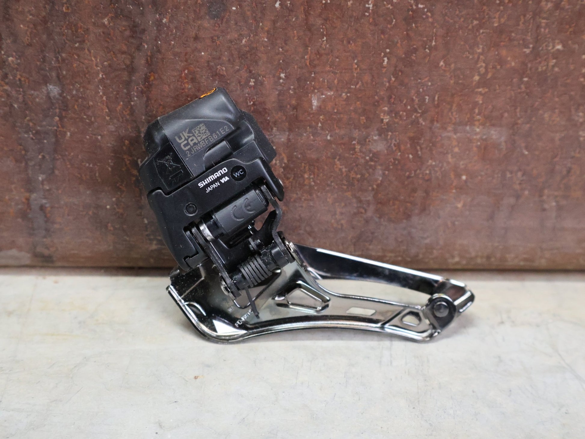 Schaltgruppen von Shimano, SHIMANO ULTEGRA DI2 R8170 SCHALTGRUPPE FD / RD / SHIFTER 2 X 12 FACH vor USEDBIKES - OB.DE Hintergrund