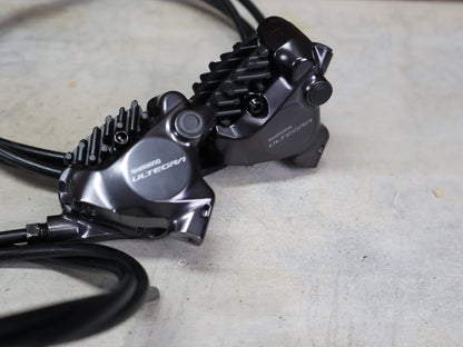 Schaltgruppen von Shimano, SHIMANO ULTEGRA DI2 R8170 SCHALTGRUPPE FD / RD / SHIFTER 2 X 12 FACH vor USEDBIKES - OB.DE Hintergrund