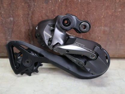 Schaltgruppen von Shimano, SHIMANO ULTEGRA DI2 R8170 SCHALTGRUPPE FD / RD / SHIFTER 2 X 12 FACH vor USEDBIKES - OB.DE Hintergrund