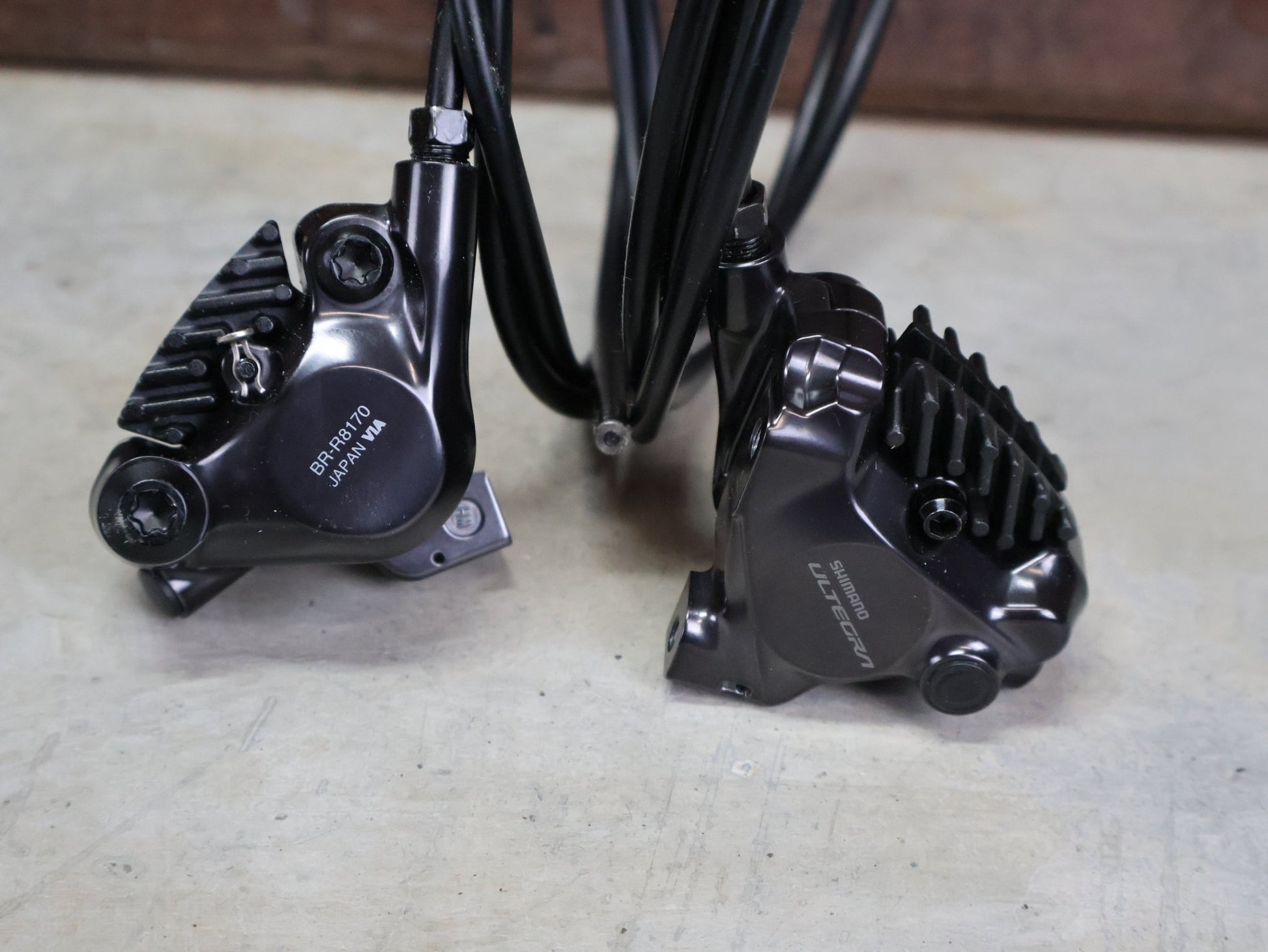 Schaltgruppen von Shimano, SHIMANO ULTEGRA DI2 R8170 SCHALTGRUPPE FD / RD / SHIFTER 2 X 12 FACH vor USEDBIKES - OB.DE Hintergrund