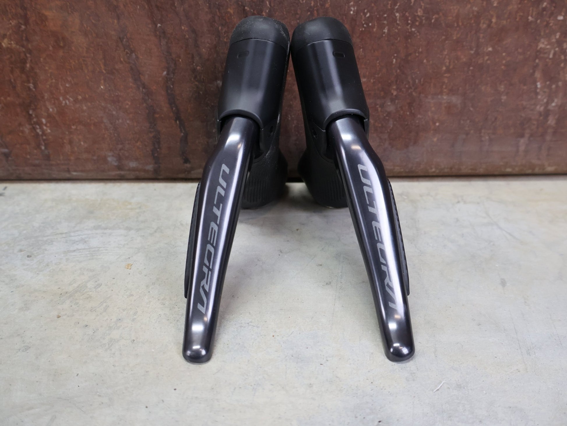 Schaltgruppen von Shimano, SHIMANO ULTEGRA DI2 R8170 SCHALTGRUPPE FD / RD / SHIFTER 2 X 12 FACH vor USEDBIKES - OB.DE Hintergrund