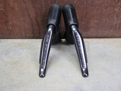 Schaltgruppen von Shimano, SHIMANO ULTEGRA DI2 R8170 SCHALTGRUPPE FD / RD / SHIFTER 2 X 12 FACH vor USEDBIKES - OB.DE Hintergrund