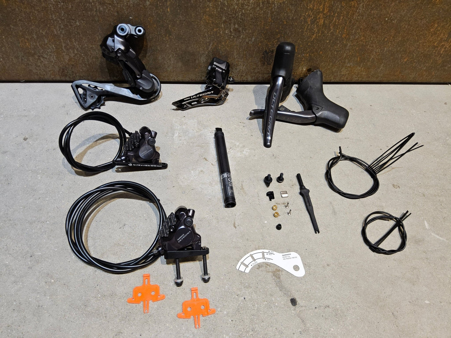 Schaltgruppen von Shimano, SHIMANO ULTEGRA DI2 R8170 SCHALTGRUPPE FD / RD / SHIFTER 2 X 12 FACH vor USEDBIKES - OB.DE Hintergrund