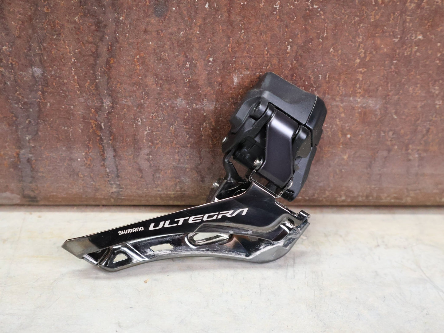 Schaltgruppen von Shimano, SHIMANO ULTEGRA DI2 R8170 SCHALTGRUPPE FD / RD / SHIFTER 2 X 12 FACH vor USEDBIKES - OB.DE Hintergrund