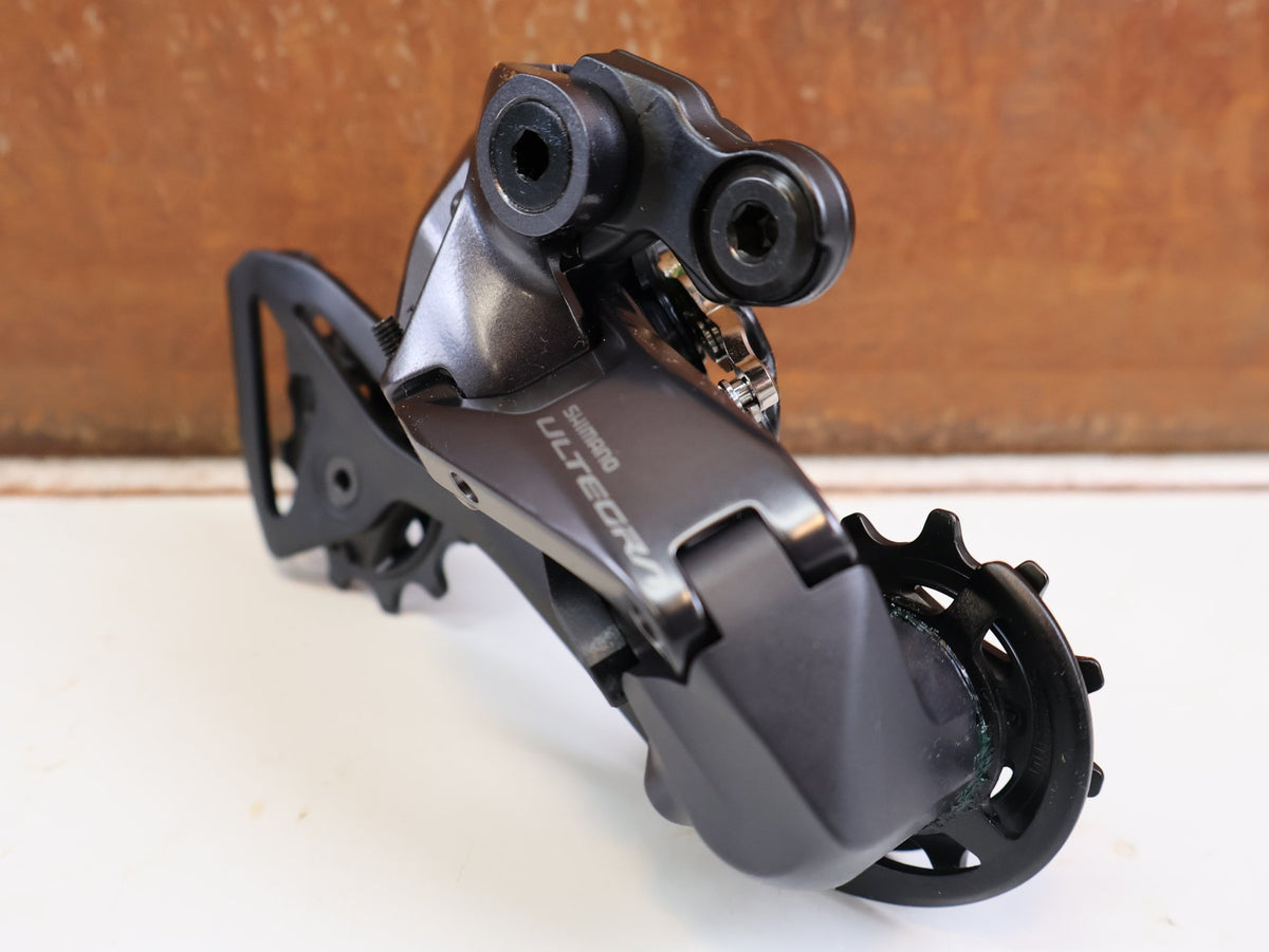 Schaltungsteile von Shimano, SHIMANO ULTEGRA DI2 RD R8150 SCHALTWERK 12 FACH 34Z DIRECT MOUNT vor USEDBIKES-OB.DE Hintergrund