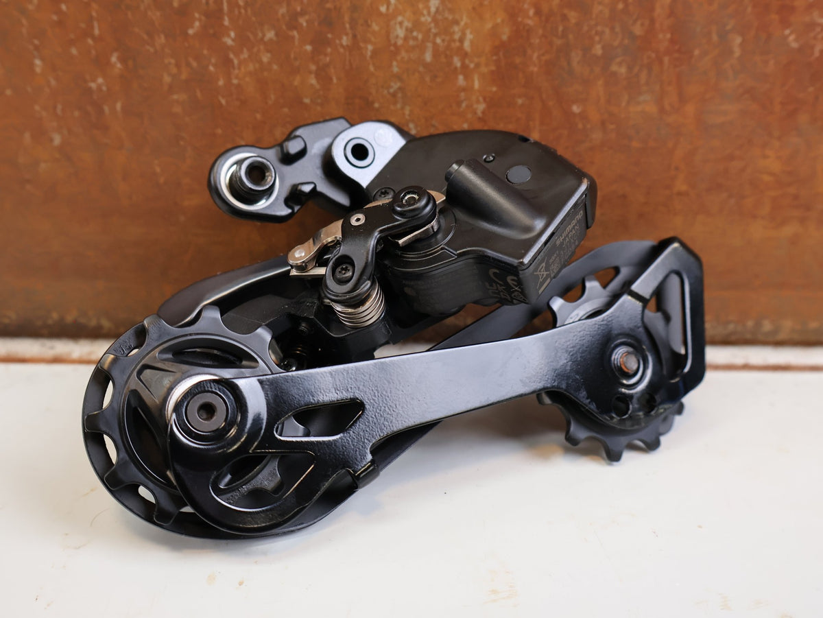 Schaltungsteile von Shimano, SHIMANO ULTEGRA DI2 RD R8150 SCHALTWERK 12 FACH 34Z DIRECT MOUNT vor USEDBIKES-OB.DE Hintergrund