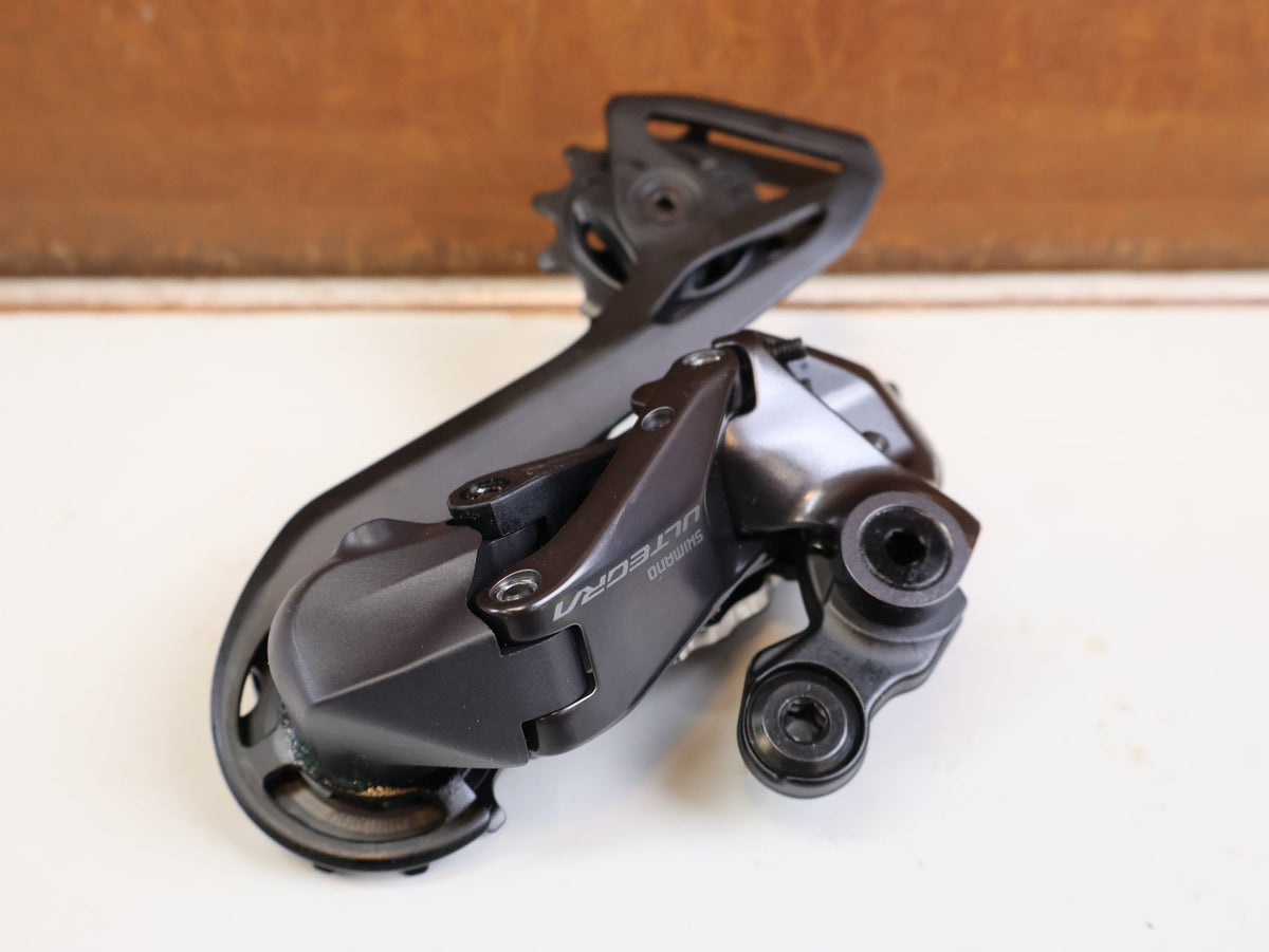 Schaltungsteile von Shimano, SHIMANO ULTEGRA DI2 RD R8150 SCHALTWERK 12 FACH 34Z DIRECT MOUNT vor USEDBIKES-OB.DE Hintergrund