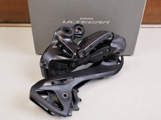 Schaltungsteile von Shimano, SHIMANO ULTEGRA DI2 RD R8150 SCHALTWERK 12 FACH 34Z DIRECT MOUNT vor USEDBIKES-OB.DE Hintergrund