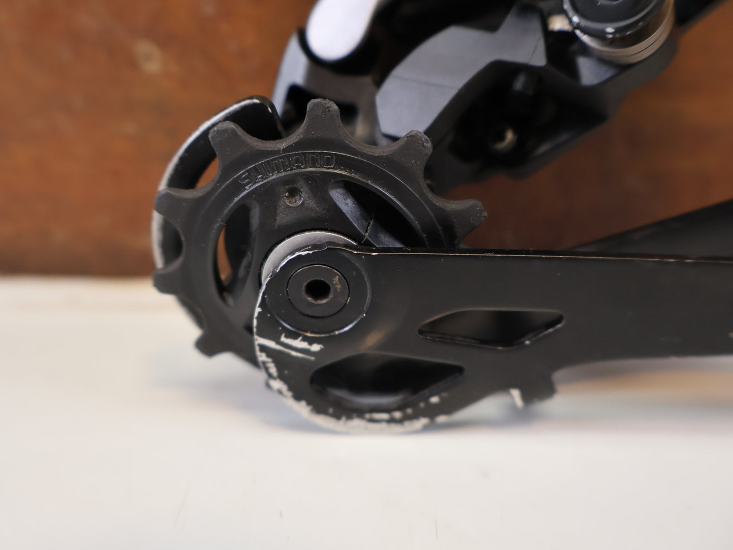 Schaltungsteile von Shimano, SHIMANO ULTEGRA DI2 RD-R8150 SCHALTWERK 2 x 12 FACH vor USEDBIKES-OB.DE Hintergrund