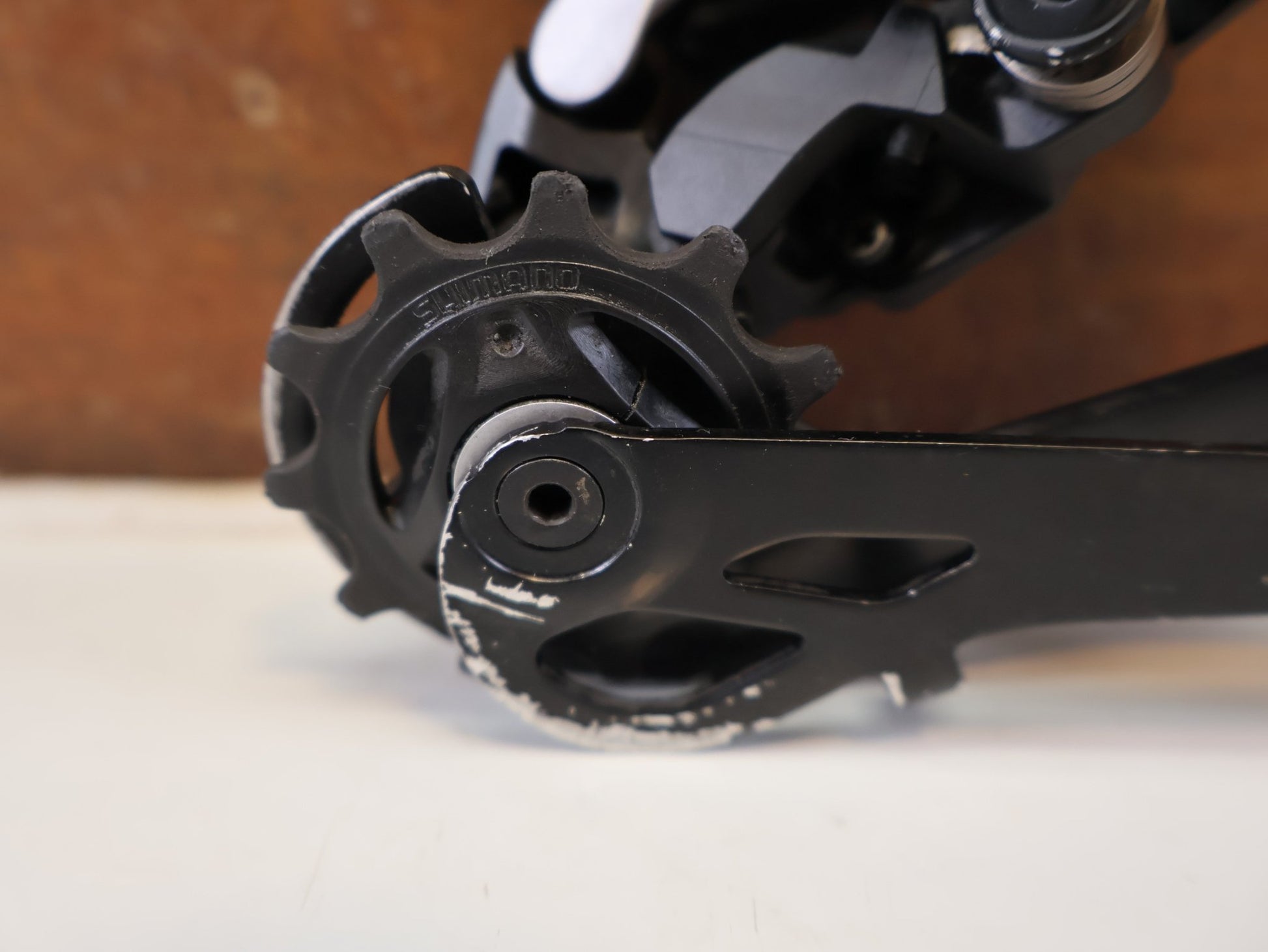 Schaltungsteile von Shimano, SHIMANO ULTEGRA DI2 RD-R8150 SCHALTWERK 2 x 12 FACH vor USEDBIKES-OB.DE Hintergrund