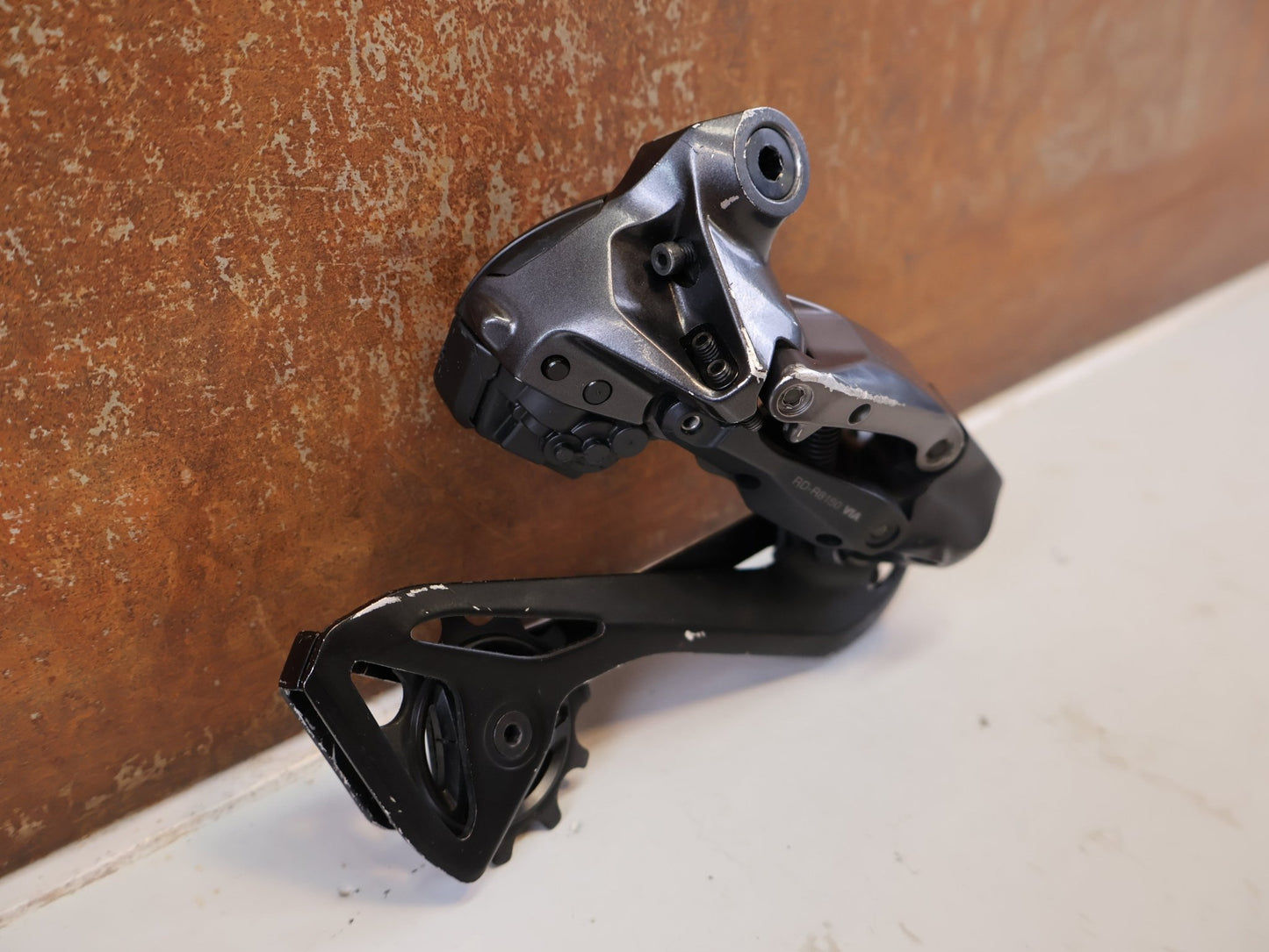 Schaltungsteile von Shimano, SHIMANO ULTEGRA DI2 RD-R8150 SCHALTWERK 2 x 12 FACH vor USEDBIKES-OB.DE Hintergrund