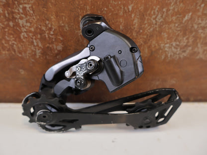 Schaltungsteile von Shimano, SHIMANO ULTEGRA DI2 RD-R8150 SCHALTWERK 2 x 12 FACH vor USEDBIKES-OB.DE Hintergrund