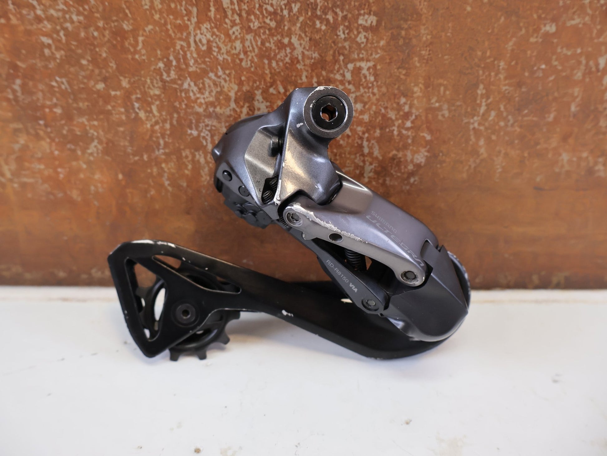 Schaltungsteile von Shimano, SHIMANO ULTEGRA DI2 RD-R8150 SCHALTWERK 2 x 12 FACH vor USEDBIKES-OB.DE Hintergrund