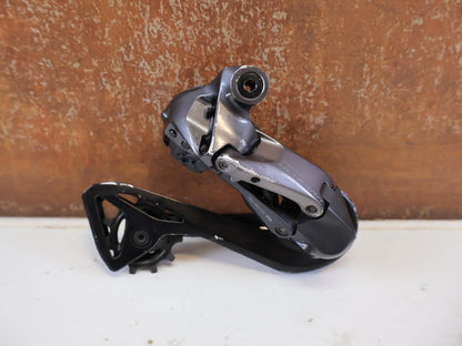 Schaltungsteile von Shimano, SHIMANO ULTEGRA DI2 RD-R8150 SCHALTWERK 2 x 12 FACH vor USEDBIKES-OB.DE Hintergrund