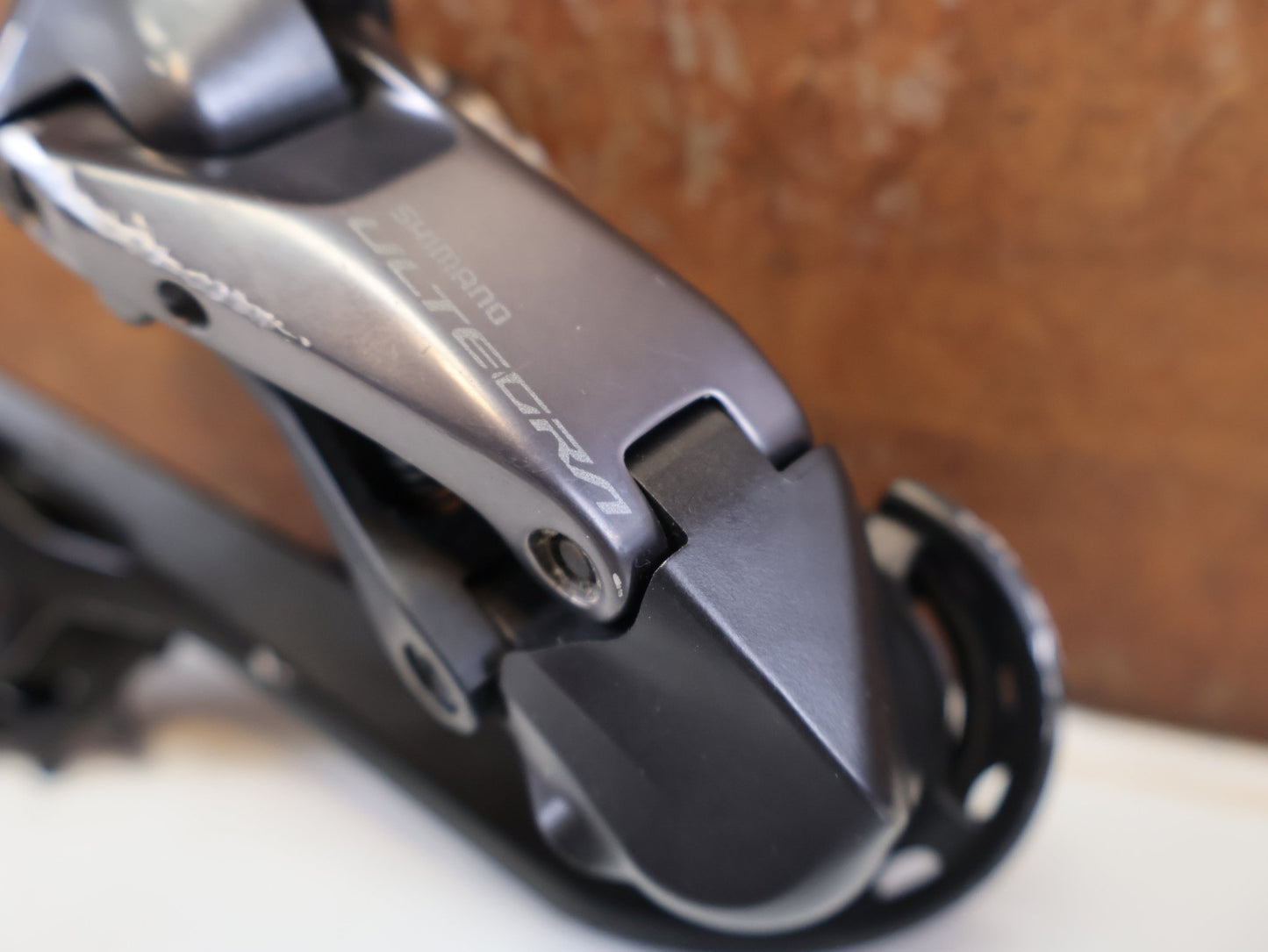 Schaltungsteile von Shimano, SHIMANO ULTEGRA DI2 RD-R8150 SCHALTWERK 2 x 12 FACH vor USEDBIKES-OB.DE Hintergrund