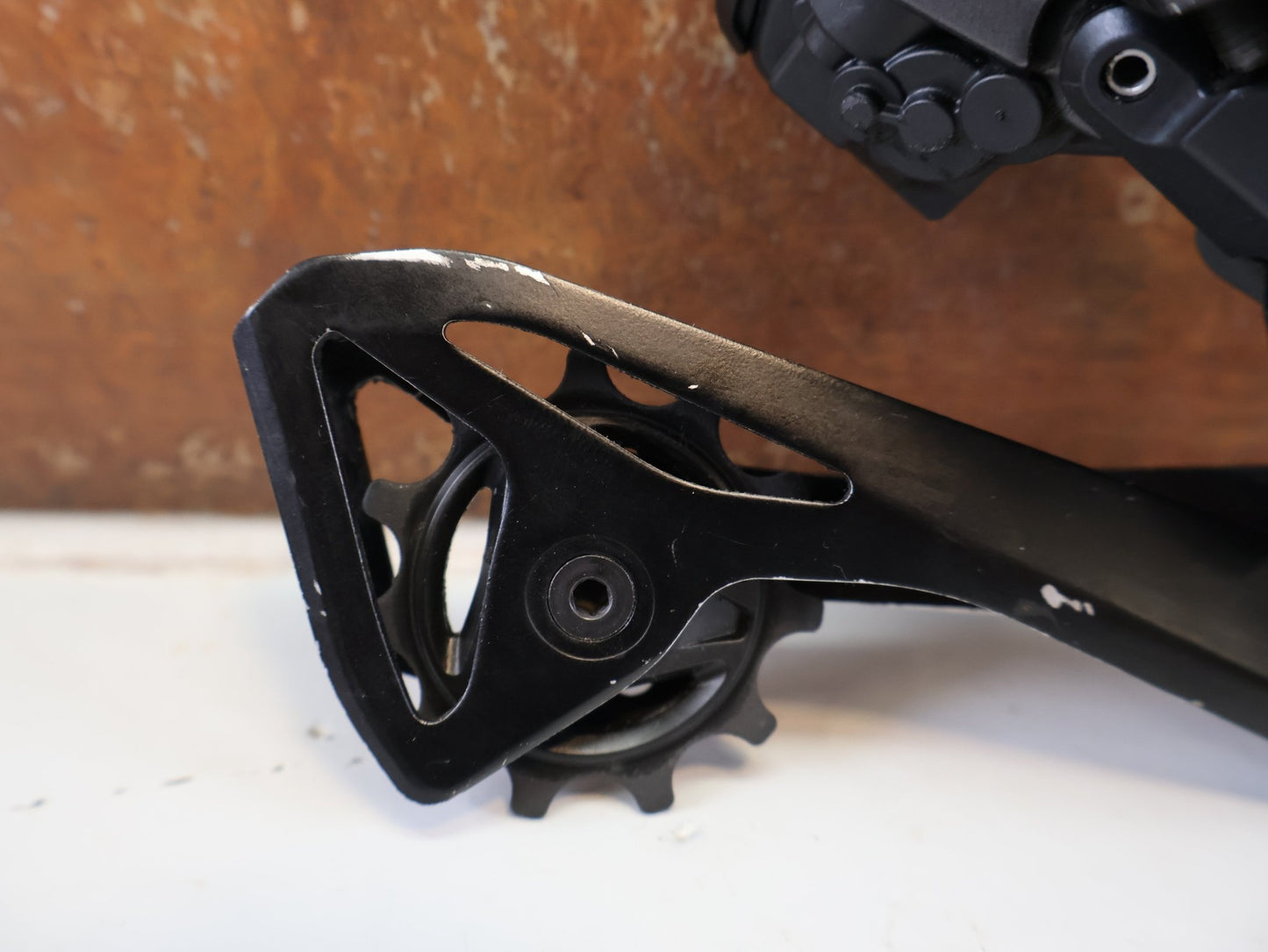 Schaltungsteile von Shimano, SHIMANO ULTEGRA DI2 RD-R8150 SCHALTWERK 2 x 12 FACH vor USEDBIKES-OB.DE Hintergrund