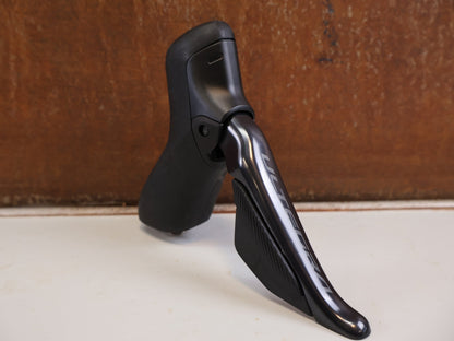 Brems-/ Schalthebel von Shimano, SHIMANO ULTEGRA DI2 ST R8170 BR R8170 SCHEIBENBREMSE VR ODER HR vor USEDBIKES-OB.DE Hintergrund