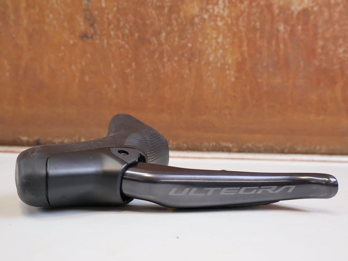Brems-/ Schalthebel von Shimano, SHIMANO ULTEGRA DI2 ST R8170 BR R8170 SCHEIBENBREMSE VR ODER HR vor USEDBIKES-OB.DE Hintergrund
