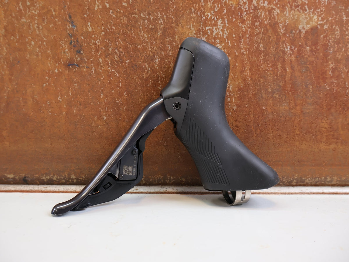 Brems-/ Schalthebel von Shimano, SHIMANO ULTEGRA DI2 ST R8170 BR R8170 SCHEIBENBREMSE VR ODER HR vor USEDBIKES-OB.DE Hintergrund