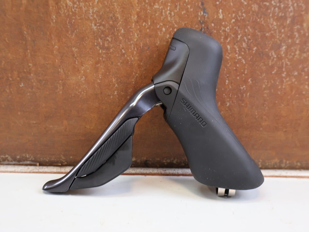 Brems-/ Schalthebel von Shimano, SHIMANO ULTEGRA DI2 ST R8170 BR R8170 SCHEIBENBREMSE VR ODER HR vor USEDBIKES-OB.DE Hintergrund