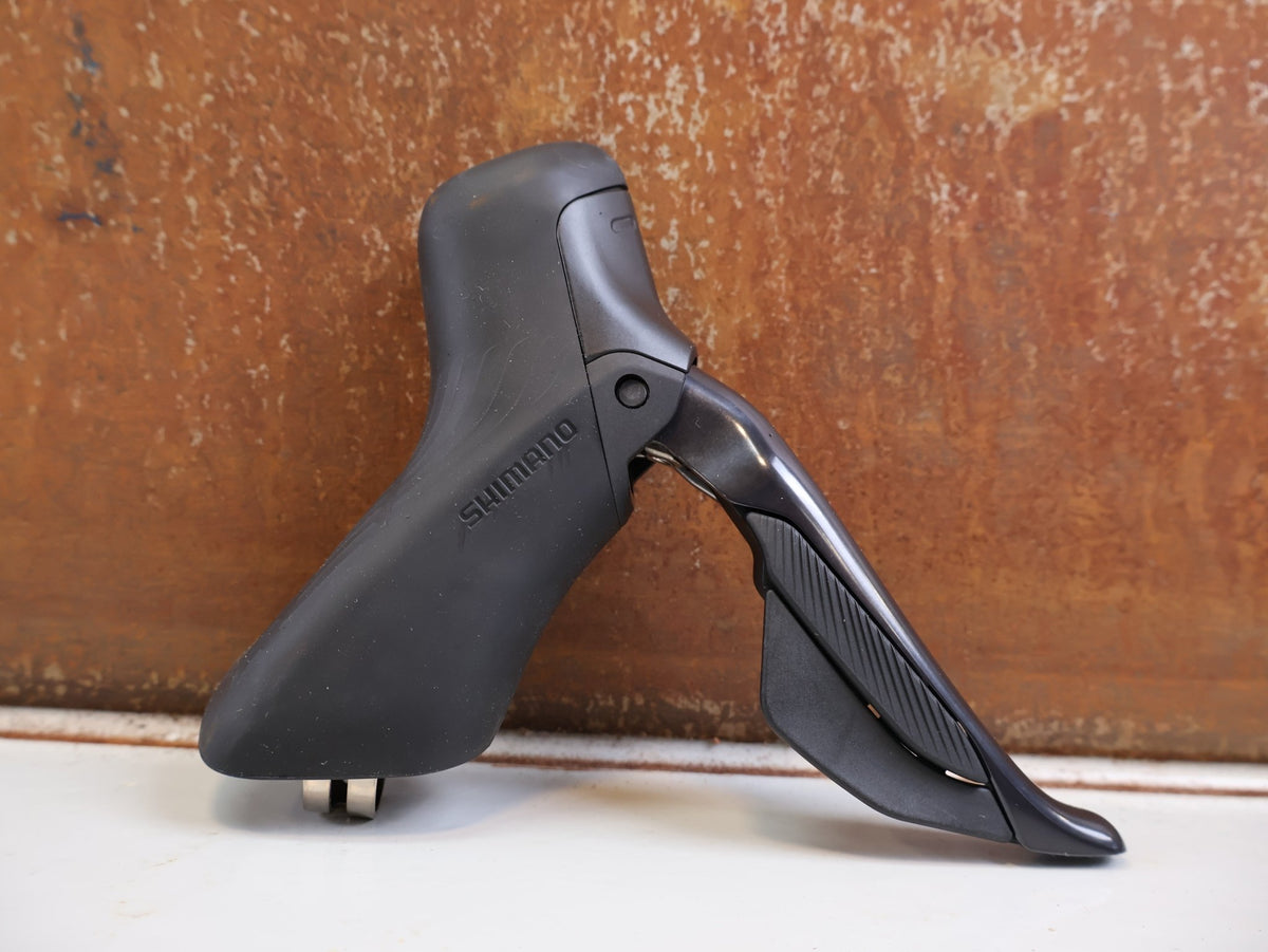 Brems-/ Schalthebel von Shimano, SHIMANO ULTEGRA DI2 ST R8170 BR R8170 SCHEIBENBREMSE VR ODER HR vor USEDBIKES-OB.DE Hintergrund