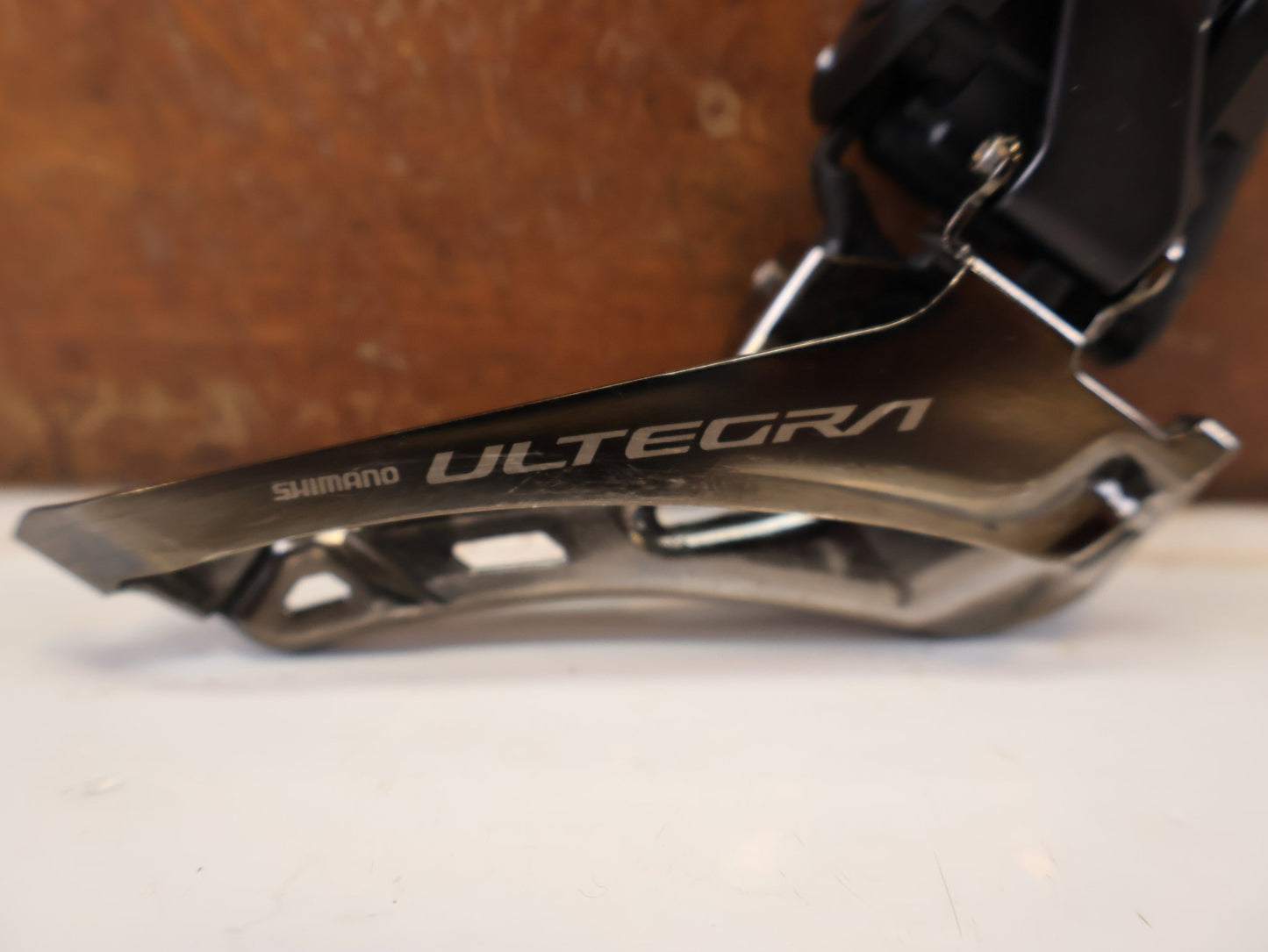 Schaltungsteile von Shimano, SHIMANO ULTEGRA DI2 UMWERFER FD-R8150 2 x 12FACH / ANLÖT vor USEDBIKES-OB.DE Hintergrund