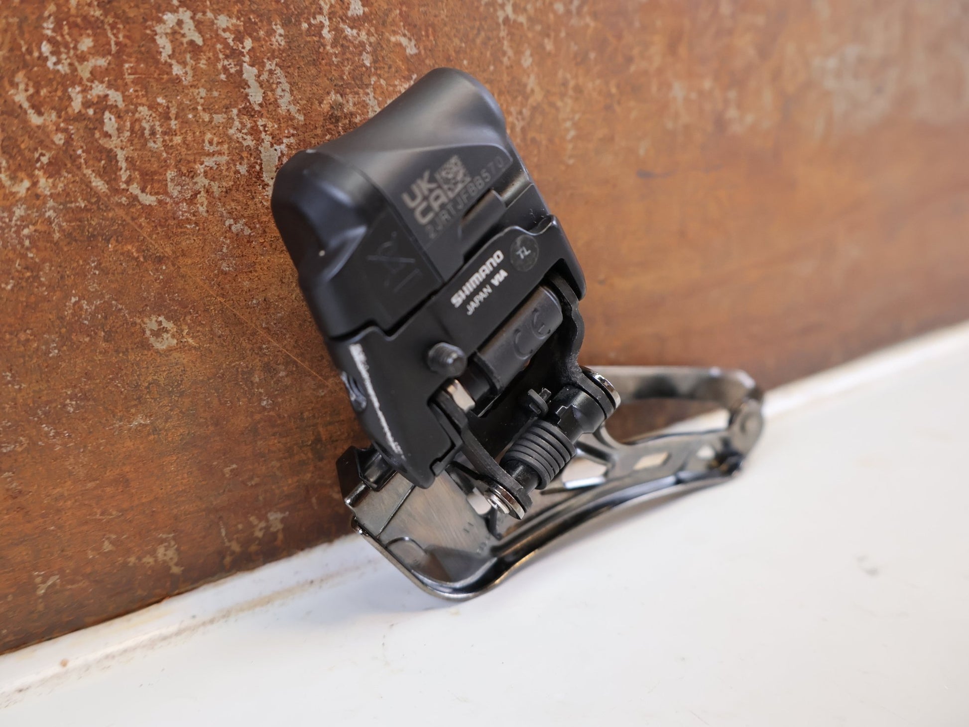 Schaltungsteile von Shimano, SHIMANO ULTEGRA DI2 UMWERFER FD-R8150 2 x 12FACH / ANLÖT vor USEDBIKES-OB.DE Hintergrund