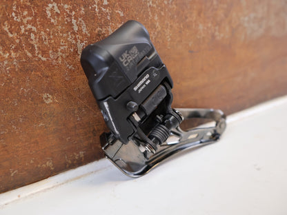 Schaltungsteile von Shimano, SHIMANO ULTEGRA DI2 UMWERFER FD-R8150 2 x 12FACH / ANLÖT vor USEDBIKES-OB.DE Hintergrund