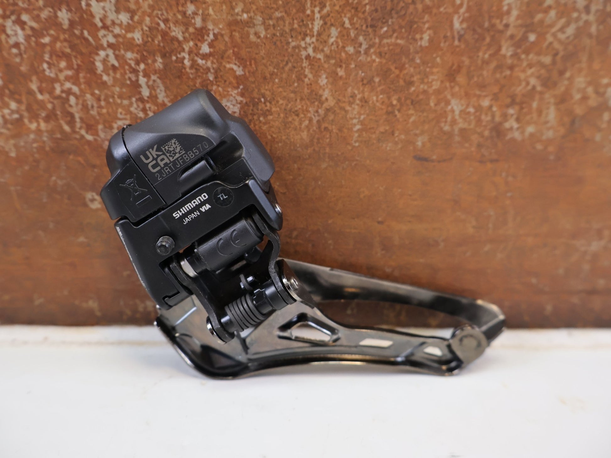 Schaltungsteile von Shimano, SHIMANO ULTEGRA DI2 UMWERFER FD-R8150 2 x 12FACH / ANLÖT vor USEDBIKES-OB.DE Hintergrund