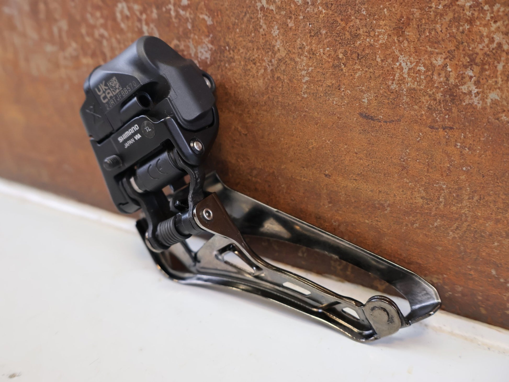 Schaltungsteile von Shimano, SHIMANO ULTEGRA DI2 UMWERFER FD-R8150 2 x 12FACH / ANLÖT vor USEDBIKES-OB.DE Hintergrund
