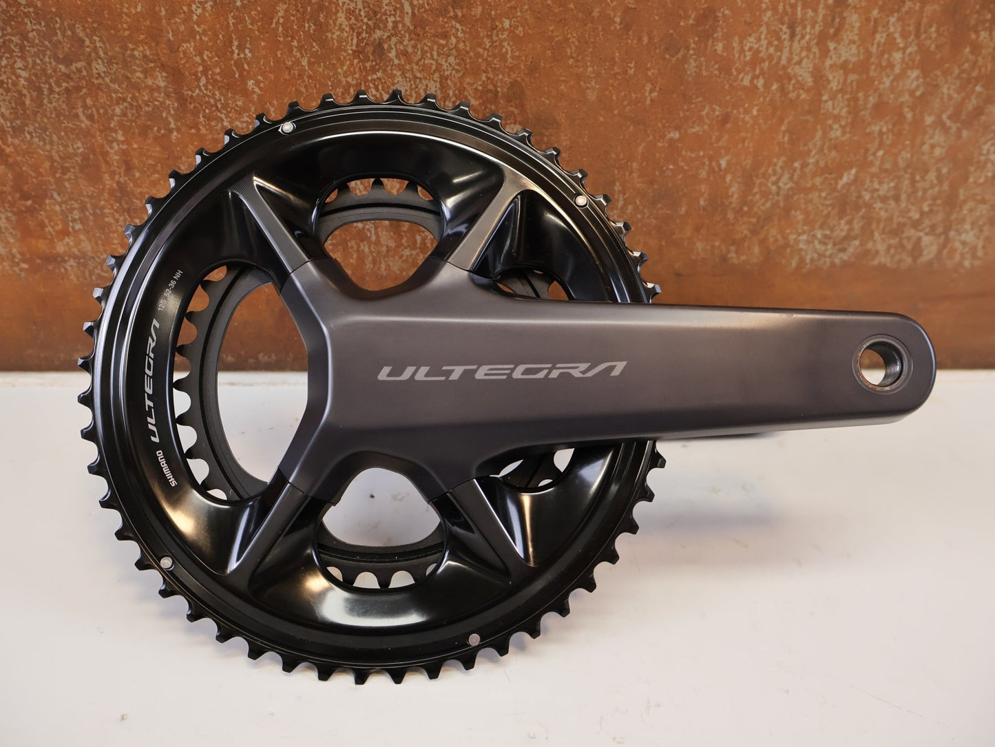 Kurbel von Shimano, SHIMANO ULTEGRA FC-R8100 KURBEL 52-36 170MM 12FACH vor USEDBIKES-OB.DE Hintergrund