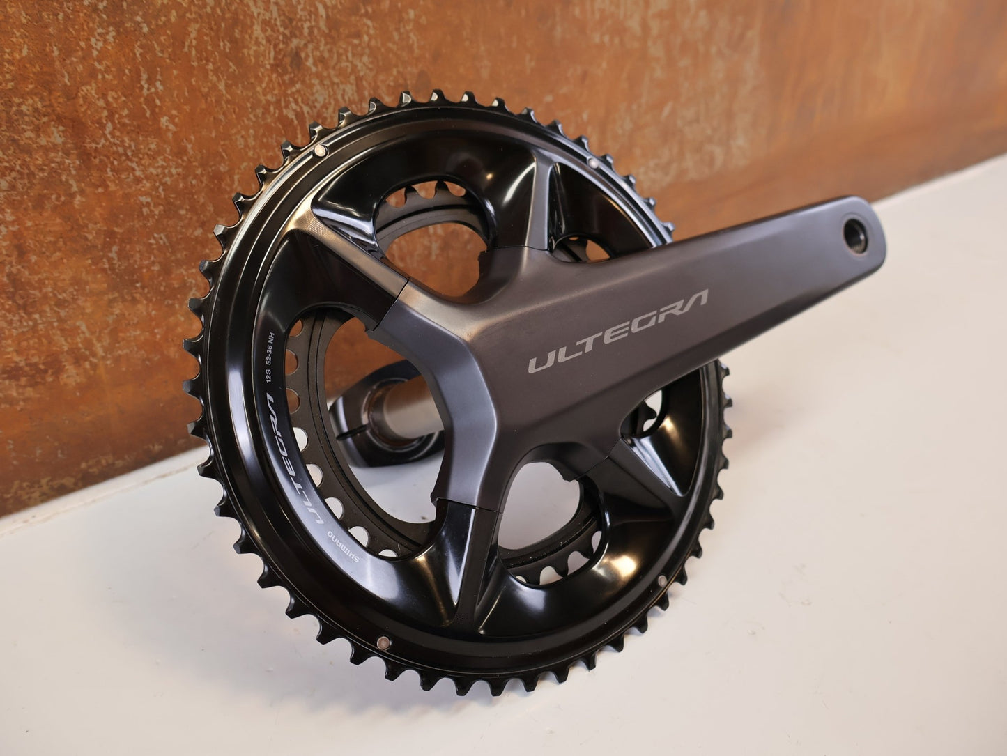 Kurbel von Shimano, SHIMANO ULTEGRA FC-R8100 KURBEL 52-36 170MM 12FACH vor USEDBIKES-OB.DE Hintergrund