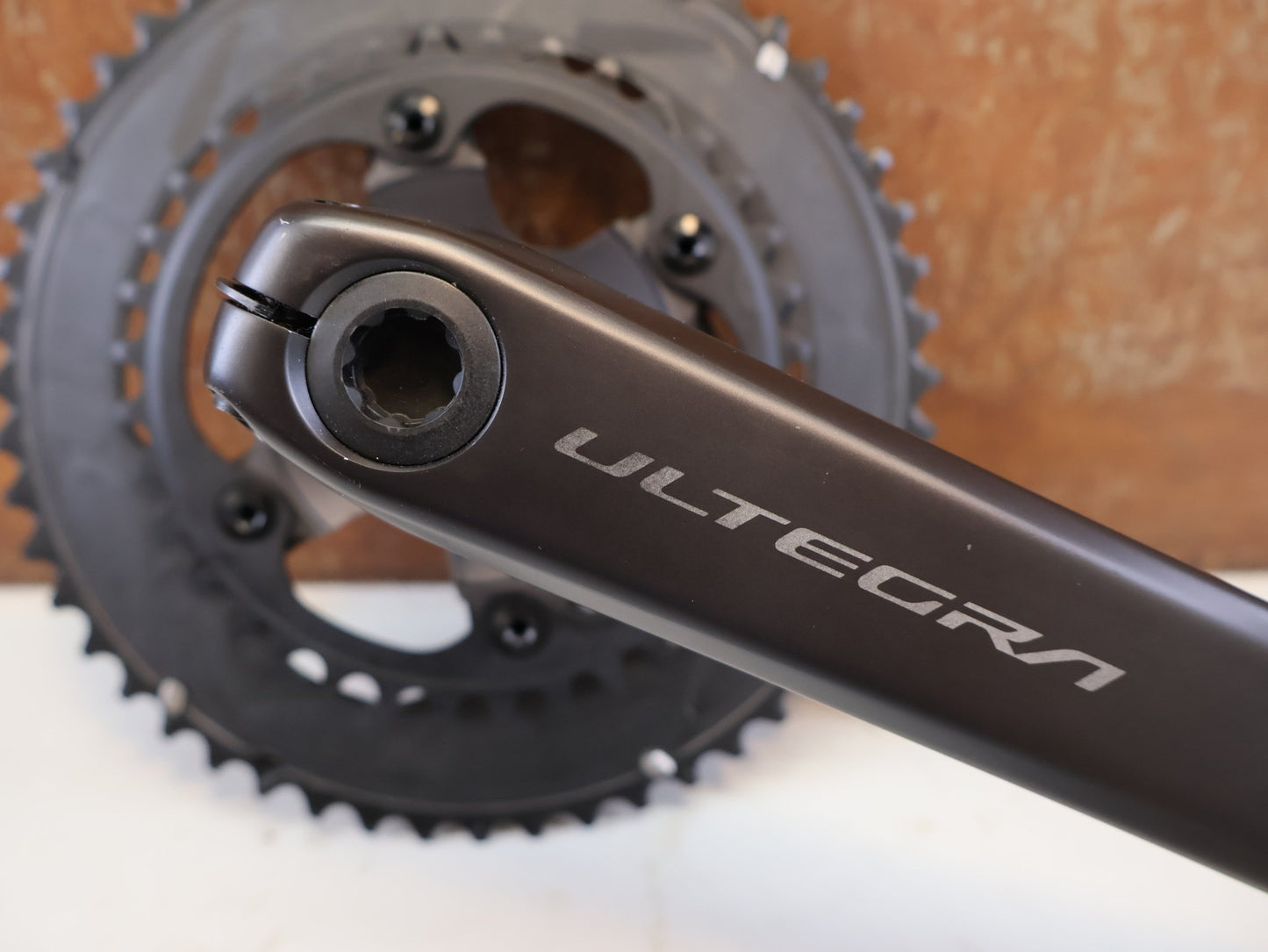 Kurbel von Shimano, SHIMANO ULTEGRA FC-R8100 KURBEL 52-36 170MM 12FACH vor USEDBIKES-OB.DE Hintergrund
