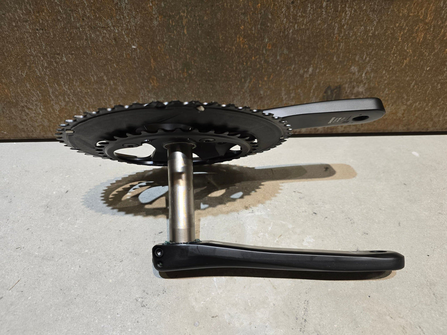 Kurbel von Shimano, SHIMANO ULTEGRA FC - R8100 KURBELGARNITUR 2X12FACH 52/36ZÄHNE 170 - 175MM in variant_title vor USEDBIKES - OB.DE Hintergrund