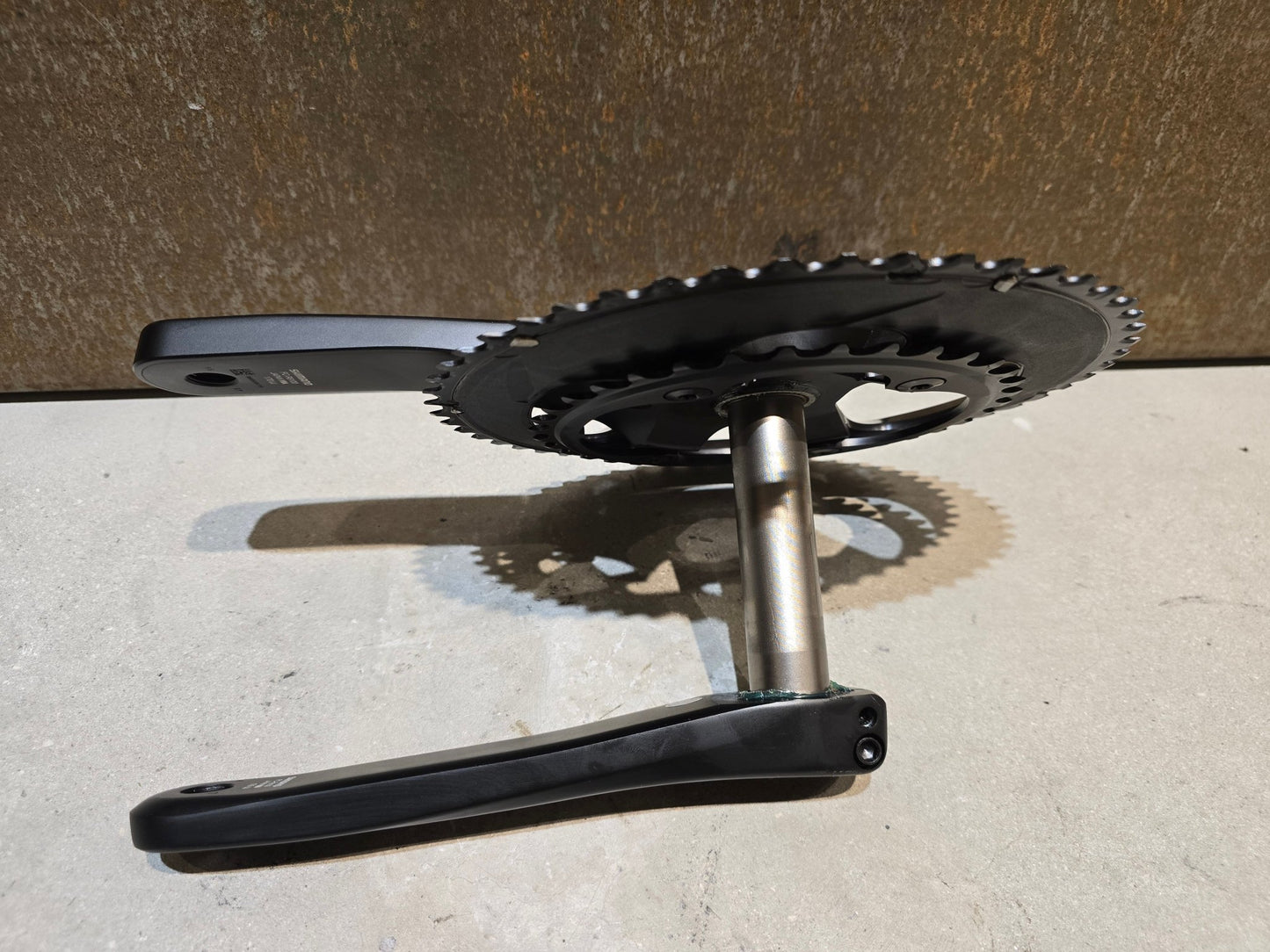 Kurbel von Shimano, SHIMANO ULTEGRA FC - R8100 KURBELGARNITUR 2X12FACH 52/36ZÄHNE 170 - 175MM in variant_title vor USEDBIKES - OB.DE Hintergrund