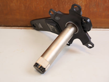 Kurbel von Shimano, SHIMANO ULTEGRA FC R8100 P POWERMETER KURBEL 165MM OHNE KETTENBLATT vor USEDBIKES-OB.DE Hintergrund