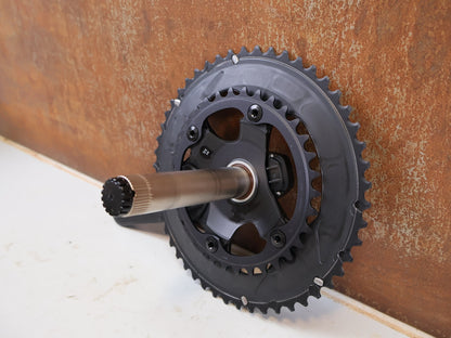 Kurbel von Shimano, Shimano Ultegra FC-R8100-P Powermeter Kurbel 170mm 50-34Z vor USEDBIKES-OB.DE Hintergrund