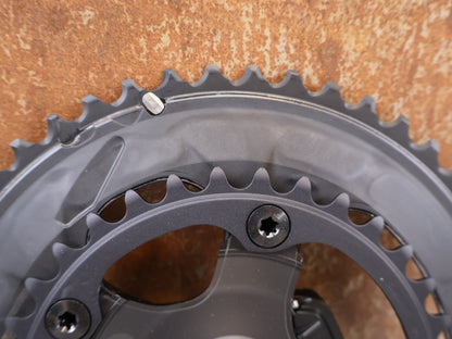 Kurbel von Shimano, Shimano Ultegra FC-R8100-P Powermeter Kurbel 170mm 50-34Z vor USEDBIKES-OB.DE Hintergrund